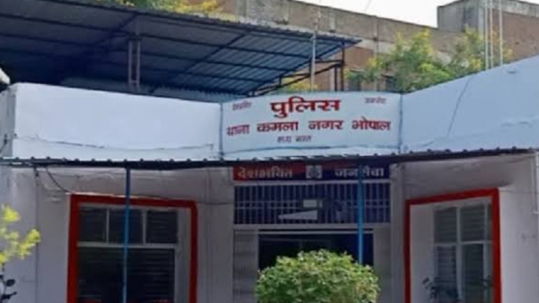 बॉयफ्रेंड ने वीडियो दिखाकर धमकाया बॉयफ्रेंड ने वीडियो दिखाकर धमकाया