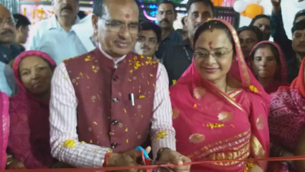 कन्याओं के पूजन के साथ कार्यक्रम का शुभारंभ कन्याओं के पूजन के साथ कार्यक्रम का शुभारंभ