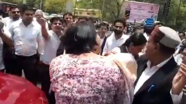 बार एसोसिएशन ने आरोपियों की गिरफ्तारी की मांग को लेकर किया जमकर हंगामा बार एसोसिएशन ने आरोपियों की गिरफ्तारी की मांग को लेकर किया जमकर हंगामा