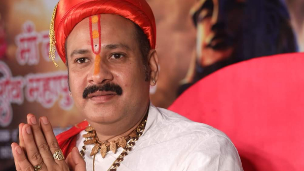 कौन हैं कथावाचक पंडित प्रदीप मिश्रा