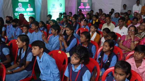 बच्चों को 10 किलो और 6वीं से 8वीं तक के बच्चों को 15 किलो मूंग दाल का वितरण