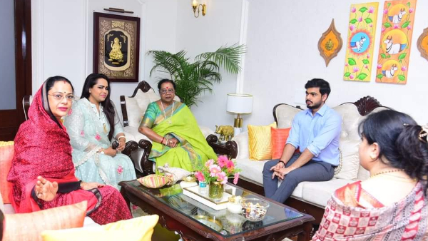 राष्ट्रपति की पत्नी का सीएम की पत्नी ने किया स्वागत राष्ट्रपति की पत्नी का सीएम की पत्नी ने किया स्वागत