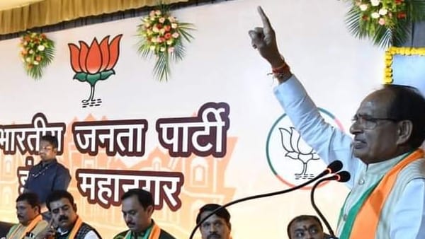 बीजेपी कार्यालय पर ली कार्यकर्ताओं की बैठक 