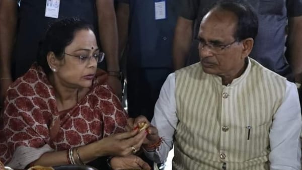 सेल्फी लेने वालों की उमड़ी भीड़ 