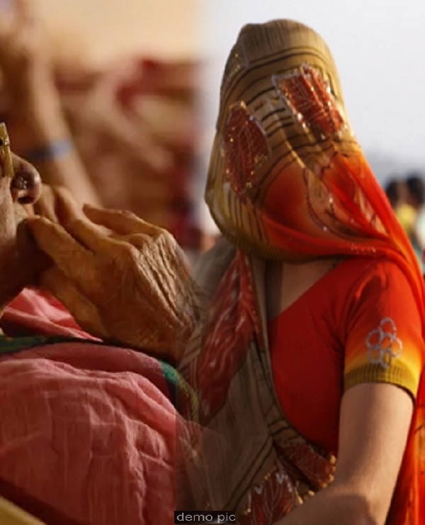 पति बच्चों को संभालते हैं पति बच्चों को संभालते हैं