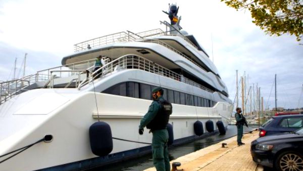 450 फीट से भी अधिक लंबा याच