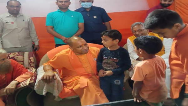 बच्चों के साथ ​बिताया समय, चॉकलेट बांटी