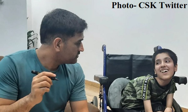 MS Dhoni heartmelting meeting with his fans, get all praise for his gesture MS Dhoni heartmelting meeting with his fans, get all praise for his gesture