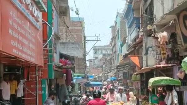 अतिक्रमण की वजह से छोटी हो गई सड़क अतिक्रमण की वजह से छोटी हो गई सड़क