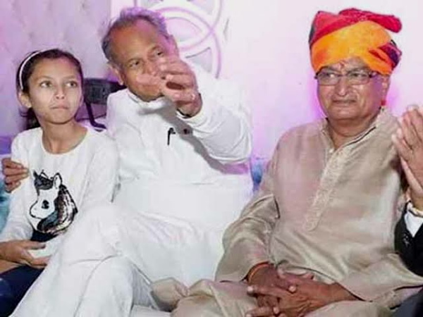 15 लोगों पर केस दर्ज किया 