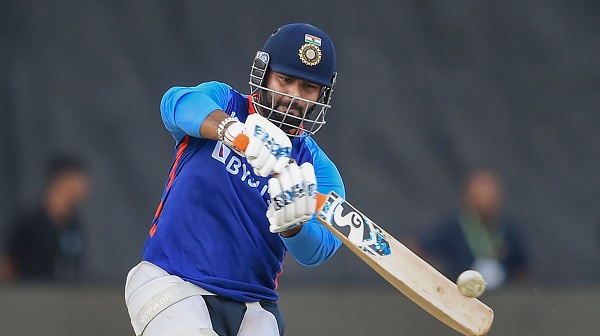 पंत ऑफ स्टंप गेंद को खेलने के चक्कर में पड़ जाते हैं 