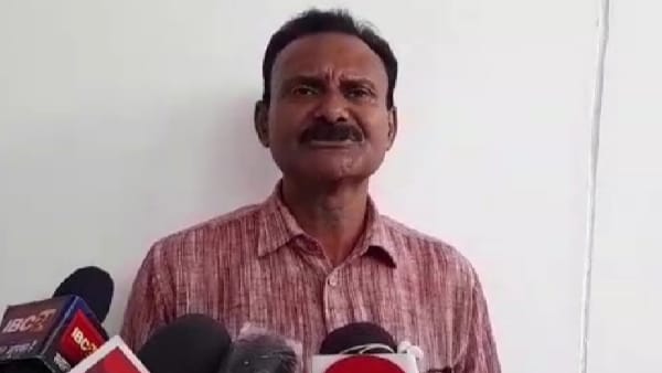 शिकायतकर्ता उमेश त्रिवेदी। शिकायतकर्ता उमेश त्रिवेदी।