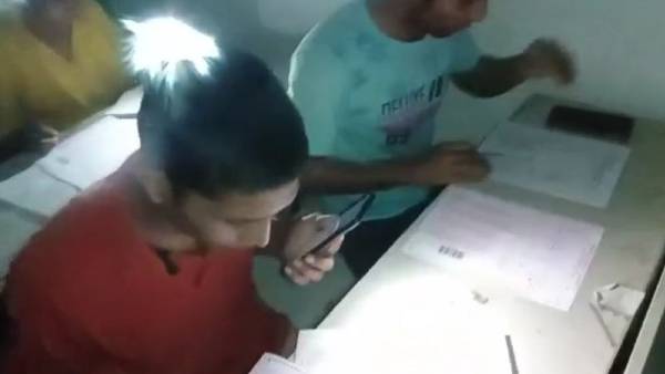 परीक्षा ले रहे प्रोफेसर भी शरमा गए