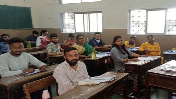  टहलने का बहाना कर जाती थी स्कूल