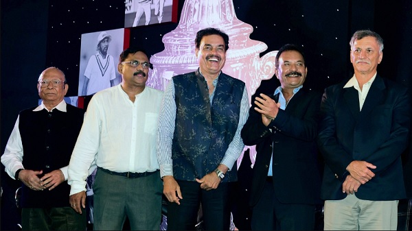 विकेट आगे लगातार गिरते रहे