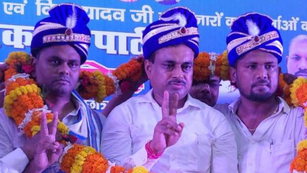 'संविधान की आत्मा पर सत्ता में बैठे लोग हमला कर रहे हैं'