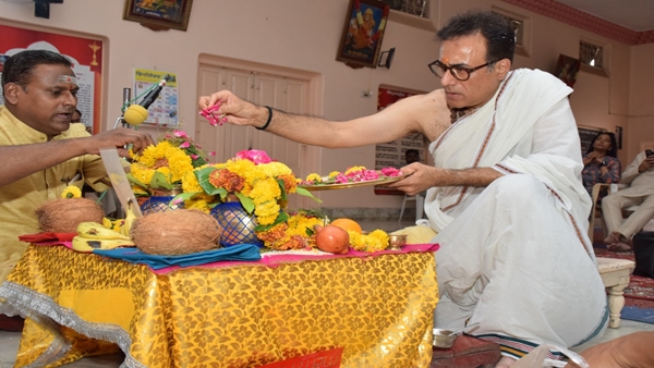 फाइव स्टार होटल नहीं, मंदिर में मनाया जन्मदिन 
