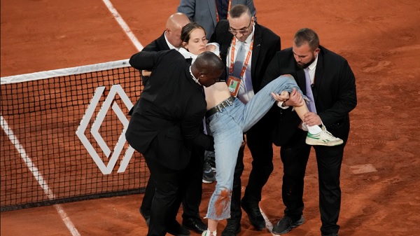  लड़की जबरदस्ती कोर्ट में घुस गई