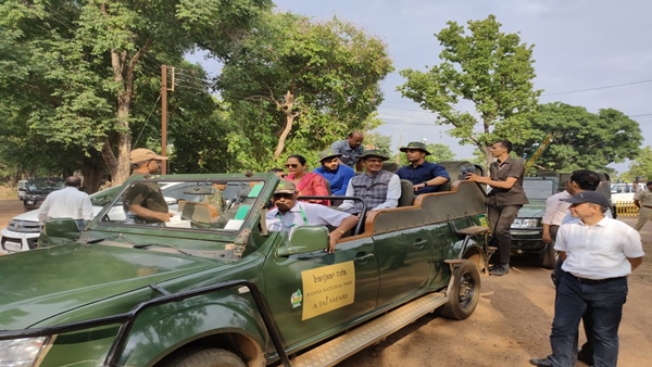 कान्हा के मुक्की गेट से किया प्रवेश 