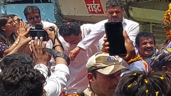 फूलों से खुद की आंखों को इस तरह बचाते रहे कमलनाथ 