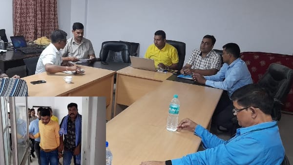 लोकायुक्त की टीम के साथ आरोपी एपीसी वित्त मनीष प्रजापति। (पीली शर्ट में) लोकायुक्त की टीम के साथ आरोपी एपीसी वित्त मनीष प्रजापति। (पीली शर्ट में)