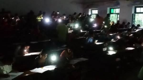 मोबाइल की रौशनी छात्रों ने दी परीक्षा