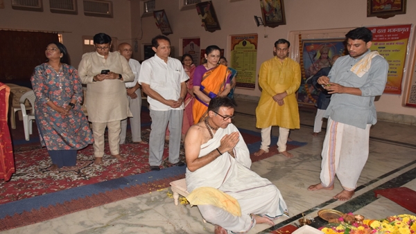 पत्नी-बच्चों की गैर-मौजूदगी मनाया जन्मदिन 