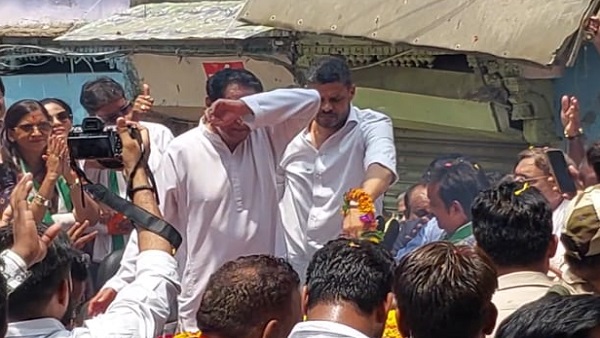 फूलों से खुद की आंखों को इस तरह बचाते रहे कमलनाथ 