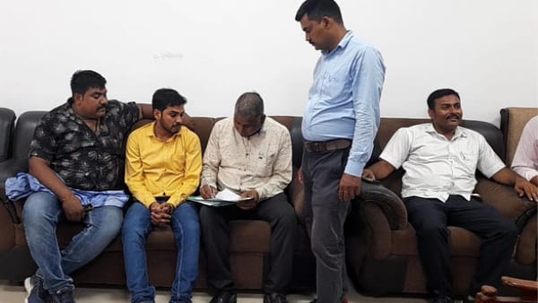 लोकायुक्त की टीम के साथ आरोपी एपीसी वित्त मनीष प्रजापति। (पीली शर्ट में) लोकायुक्त की टीम के साथ आरोपी एपीसी वित्त मनीष प्रजापति। (पीली शर्ट में)