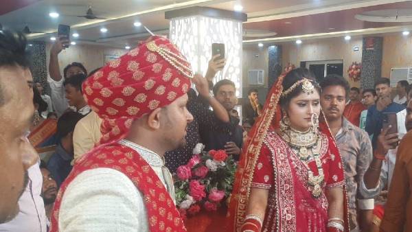 बुलेट पर बैठ कर जयमाला के स्टेज पर पहुंचा दूल्हा