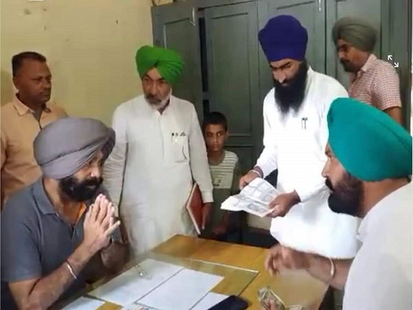 Punjab: Aam Aadmi Party MLA Jagtar Singh Dayalpura caught a Kanungo taking bribe
