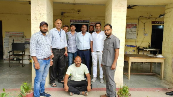  एसीबी से हाथ छुड़ाकर भागने की कोशिश की