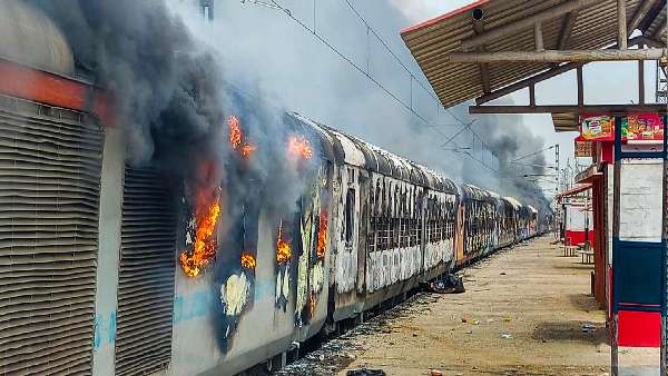 12 ट्रेनें आग के हवाले