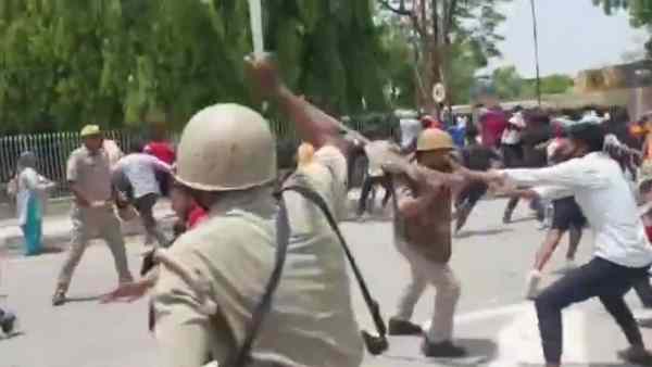 पुलिसकर्मियों ने बचाई यात्रियों की जान