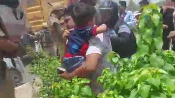 बच्चे को सीने से लगाकर जान बचाते दिखा शख्स