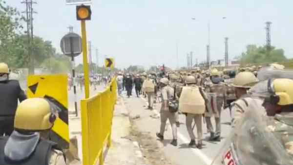 प्रदर्शनकारियों पर चलानी पड़ी गोलियां