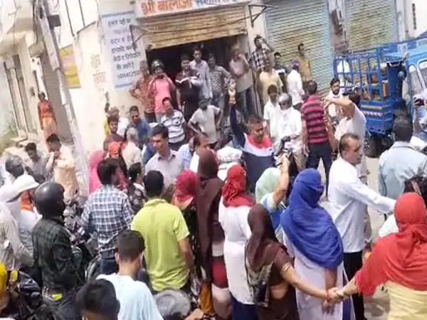 दुकान को प्रोपटी बताते हुए हंगामा कर दिया दुकान को प्रोपटी बताते हुए हंगामा कर दिया