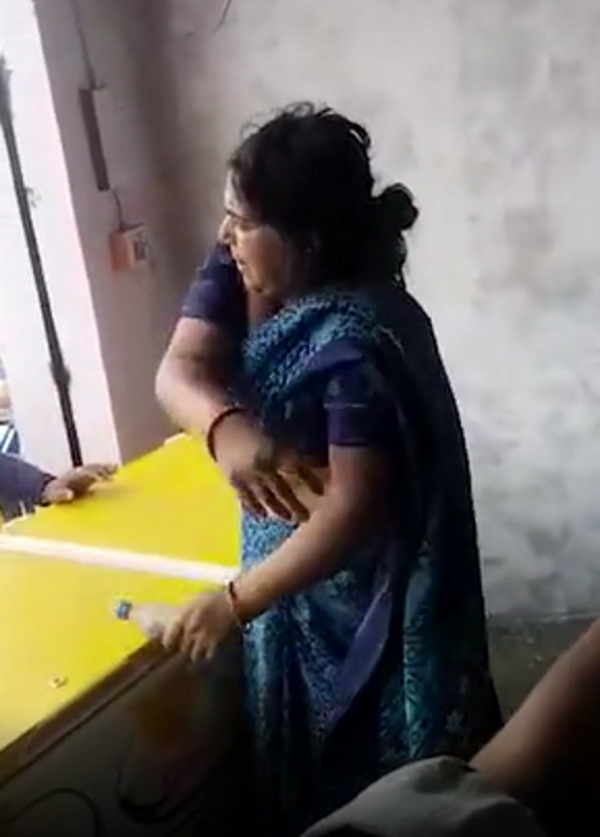 महिला के खिलाफ पुलिस थाने में शिकायत दी महिला के खिलाफ पुलिस थाने में शिकायत दी