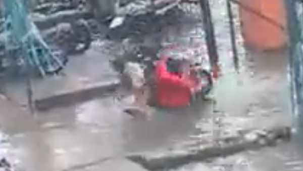 पानी से भरे गड्ढे में गिरे पुलिसकर्मी और उनकी पत्नी