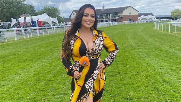 शख्स ने एमी के बम पर मारा हाथ