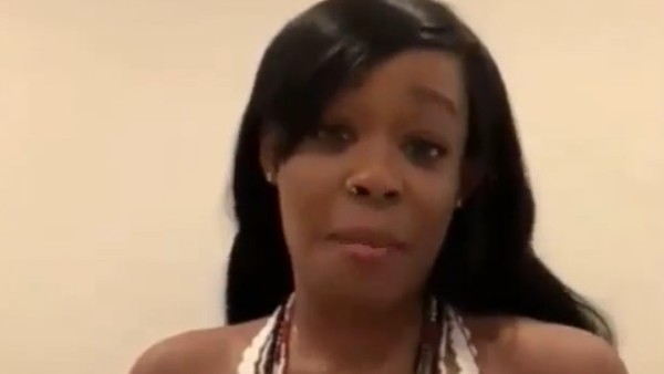 स्टेज से दिखाए ब्रेस्ट