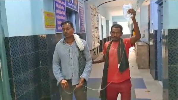 परिजन को ही बना दिया स्लाइन स्टैंड