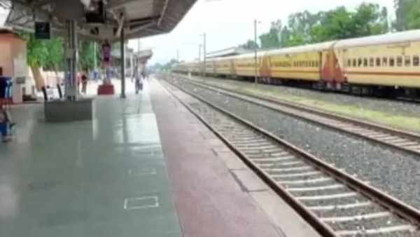 पिता-पुत्र की यह सेल्फी है बांग्लादेश की