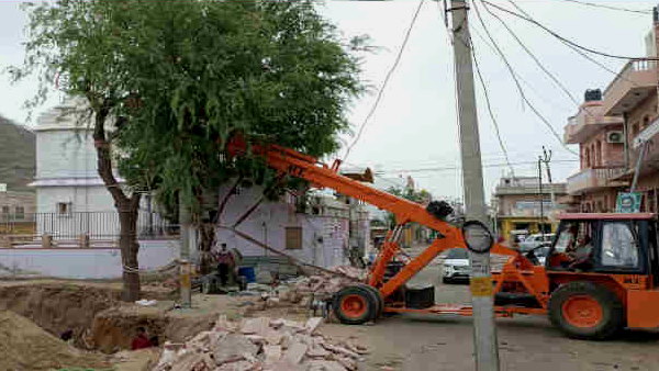 पेड़ को सुरक्षित रखने के लिए क्रेन को मंगवाया