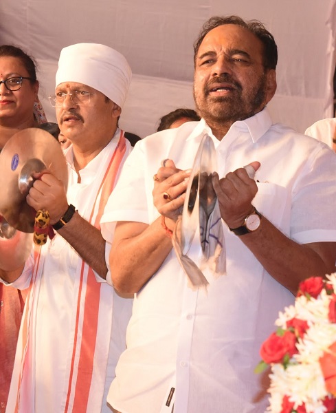 श‍िवमहापुराण कथा के दौरान आरती में मंजीरा बजाते मंत्री गोपाल भार्गव व व‍िधायक जैन। 