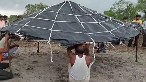 बोरवेल के ऊपर बनाई गई अस्‍थाई छतरी