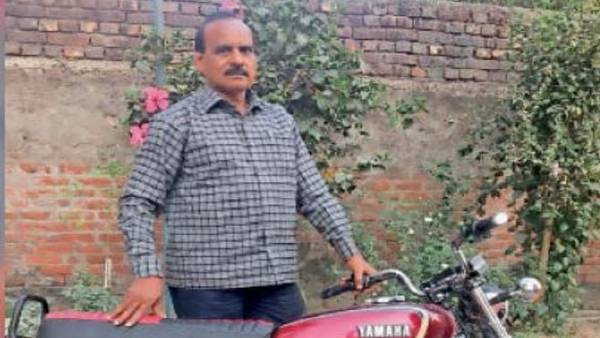 पढ़ाना छोड़ कर खोल ली दुकान