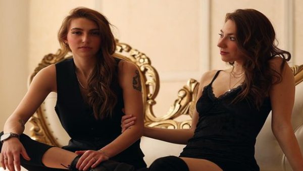 कपल ने डाली अजीब पोस्ट