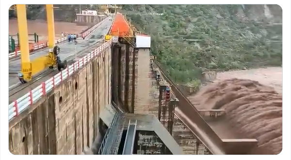 खोले गए बांध के गेट