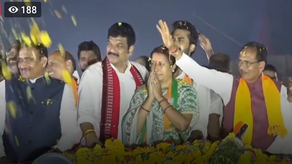 जनता पर लुटाए फूल, जनता ने पहनाए हार